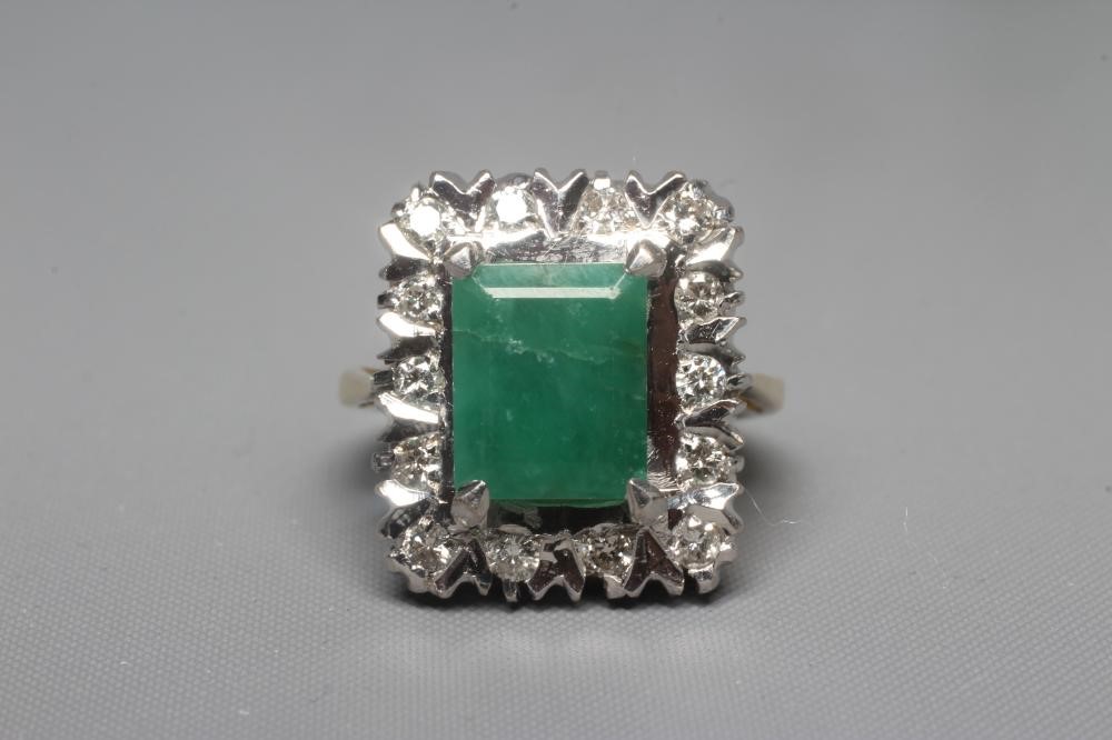 AN EMERALD AND DIAMOND CLUSTER RING Image
