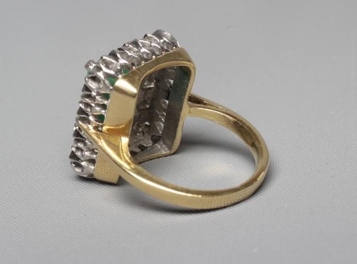 AN EMERALD AND DIAMOND CLUSTER RING Image