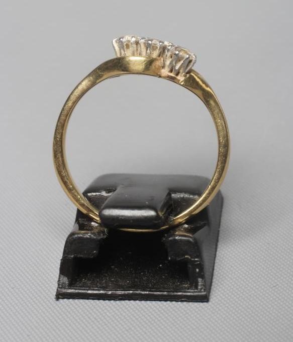 A THREE STONE DIAMOND CROSSOVER RING, the old brilliant cut stones each of approximately 0.10cts, Image