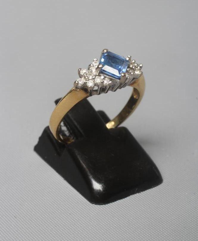 A SAPPHIRE AND DIAMOND RING Image
