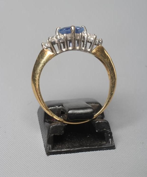 A SAPPHIRE AND DIAMOND RING Image