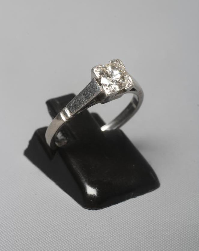 AN ART DECO SOLITAIRE DIAMOND RING, the brilliant cut stone of approximately 0.40cts in a square Image