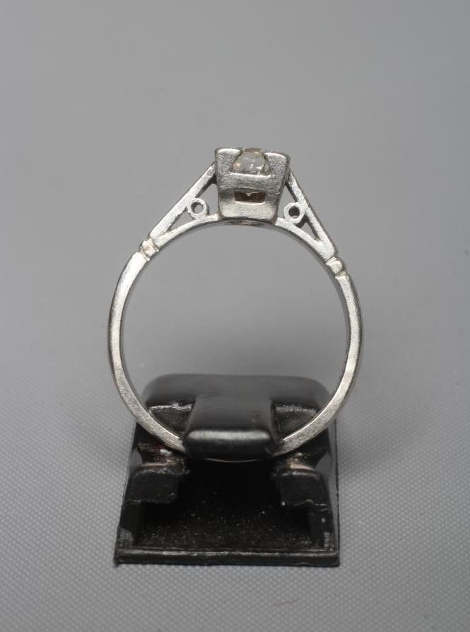 AN ART DECO SOLITAIRE DIAMOND RING, the brilliant cut stone of approximately 0.40cts in a square Image