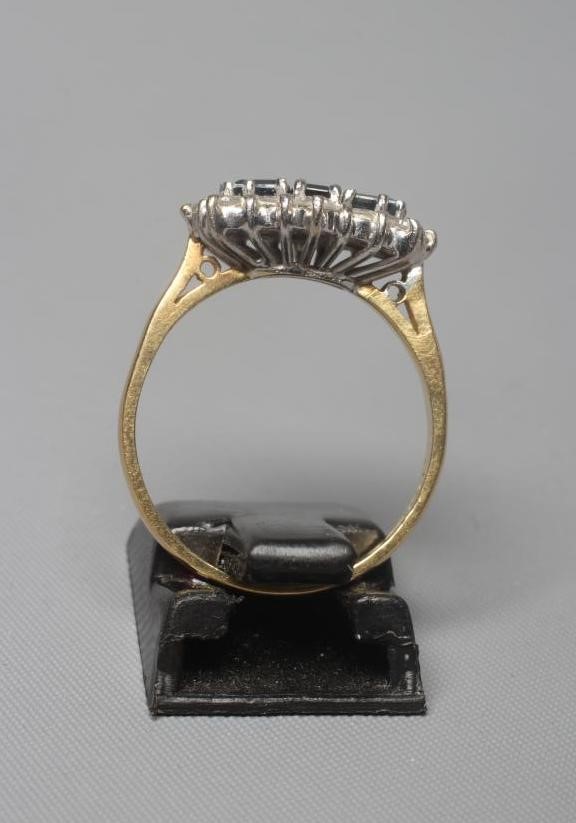 A SAPPHIRE AND DIAMOND DRESS RING Image