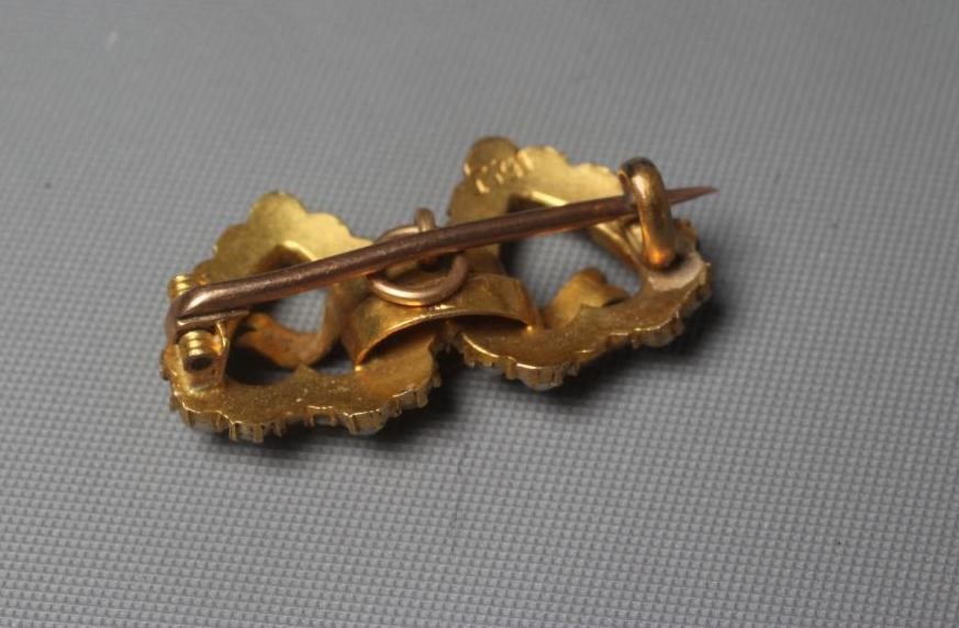 AN EDWARDIAN SWEETHEART SEED PEARL BROOCH, the open double hearts with an un-engraved banner Image