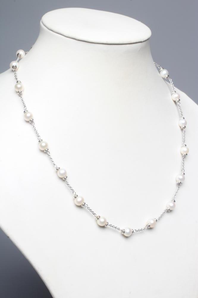 A CULTURED PEARL NECKLACE, the twenty white pearls on a white chain with lobster clasp stamped 750 Image