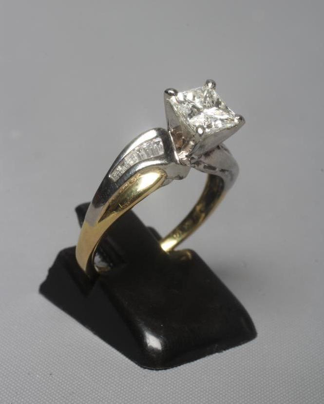 A DIAMOND SOLITAIRE RING Image