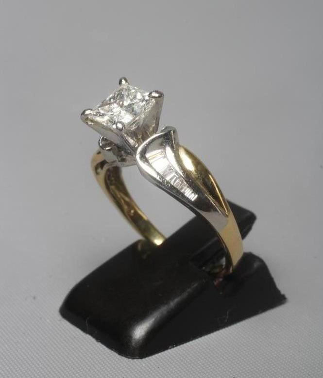 A DIAMOND SOLITAIRE RING Image