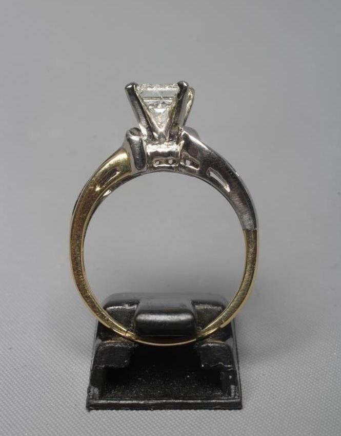 A DIAMOND SOLITAIRE RING Image