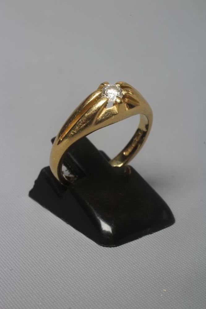 A GENTLEMAN'S DIAMOND SIGNET RING Image