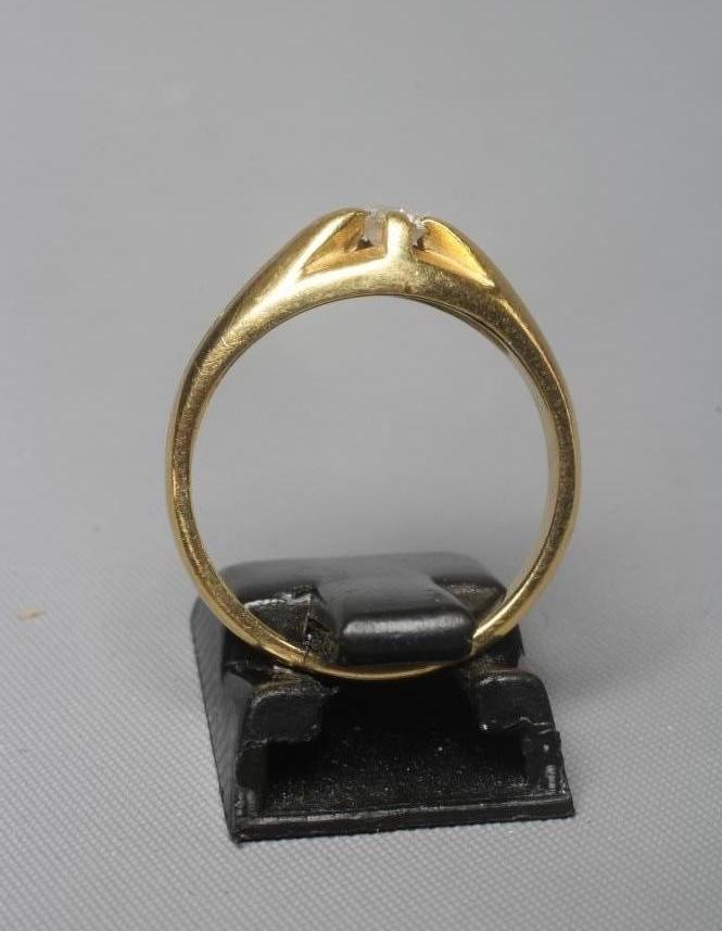 A GENTLEMAN'S DIAMOND SIGNET RING Image