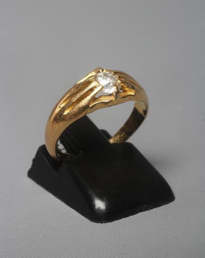 A DIAMOND SIGNET RING, the old cut stone of approximately 0.25cts, claw set to reeded shoulders and Image