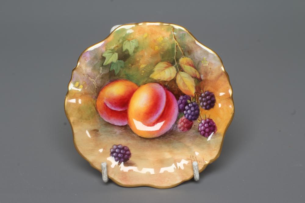 A SHUCK - A ROYAL WORCESTER PORCELAIN SMALL LOW PEDESTAL DISH Image