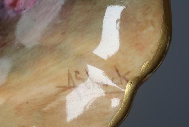 A SHUCK - A ROYAL WORCESTER PORCELAIN SMALL LOW PEDESTAL DISH Image