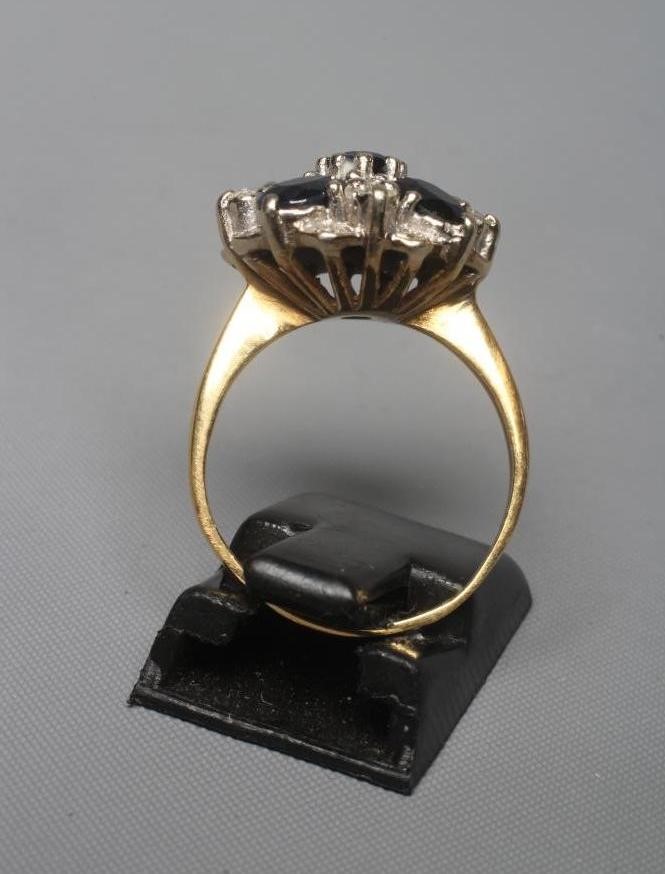 A SAPPHIRE AND DIAMOND CLUSTER RING Image