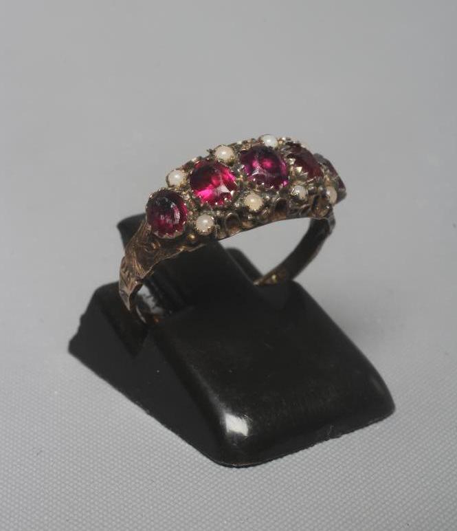 A LATE VICTORIAN GARNET RING Image