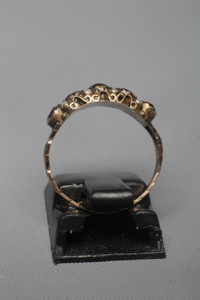 A LATE VICTORIAN GARNET RING Image