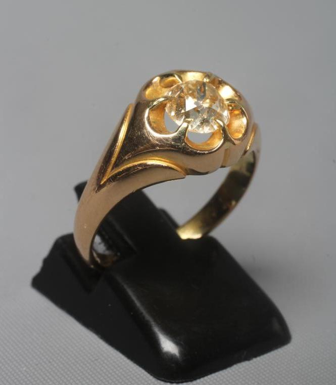 A GENTLEMAN'S SOLITAIRE DIAMOND SIGNET RING, the old brilliant cut stone of 0.84cts, claw set to Image