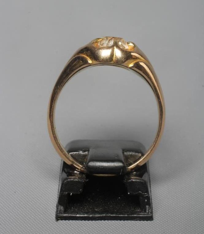 A GENTLEMAN'S SOLITAIRE DIAMOND SIGNET RING, the old brilliant cut stone of 0.84cts, claw set to Image