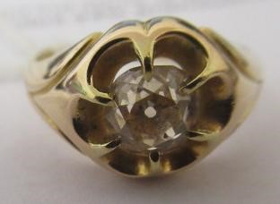 A GENTLEMAN'S SOLITAIRE DIAMOND SIGNET RING, the old brilliant cut stone of 0.84cts, claw set to Image