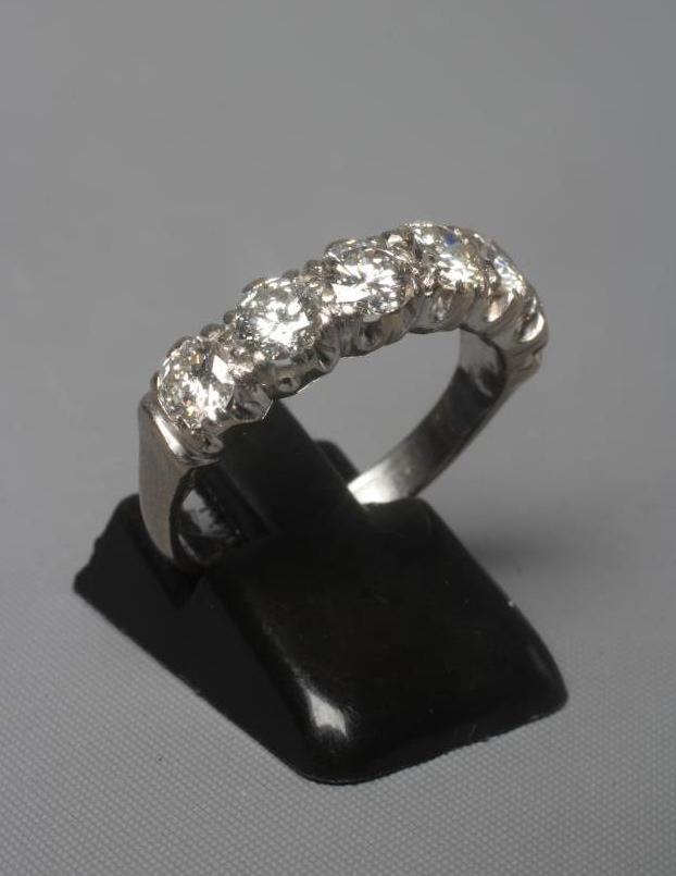A SIX STONE DIAMOND RING, the round brilliant cut stones each of approximately 0.40cts (TCW approx. Image