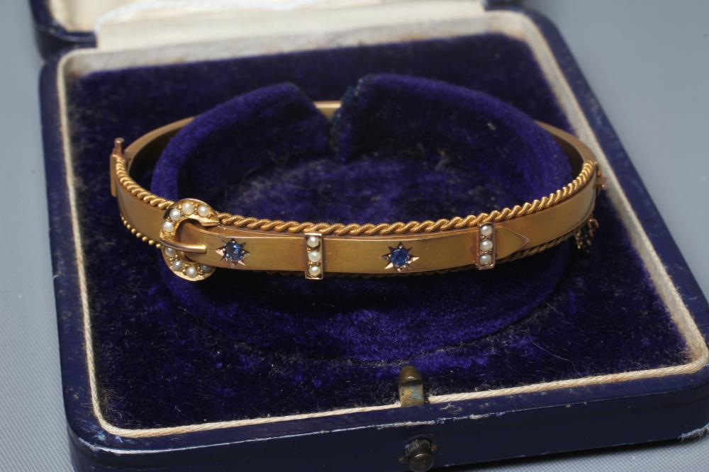 AN EDWARDIAN 9CT GOLD STIFF HINGED BANGLE Image
