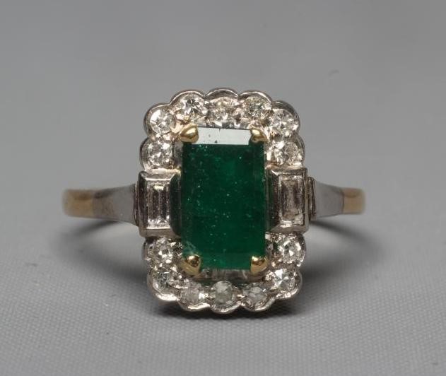 AN EMERALD AND DIAMOND DRESS RING Image