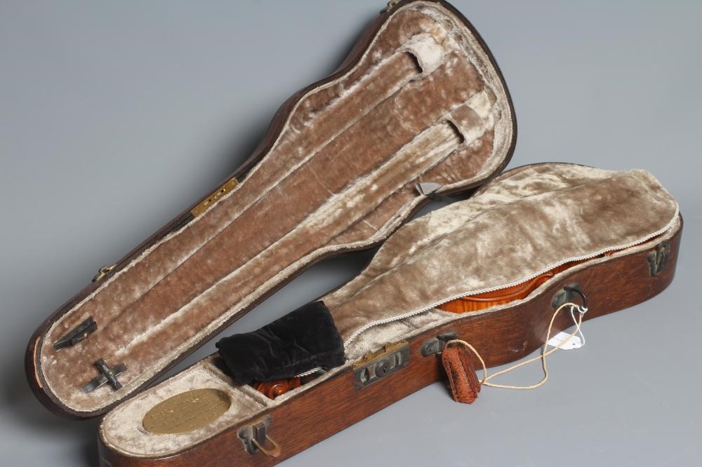 A FRENCH VIOLIN BY H DERAZEY Image
