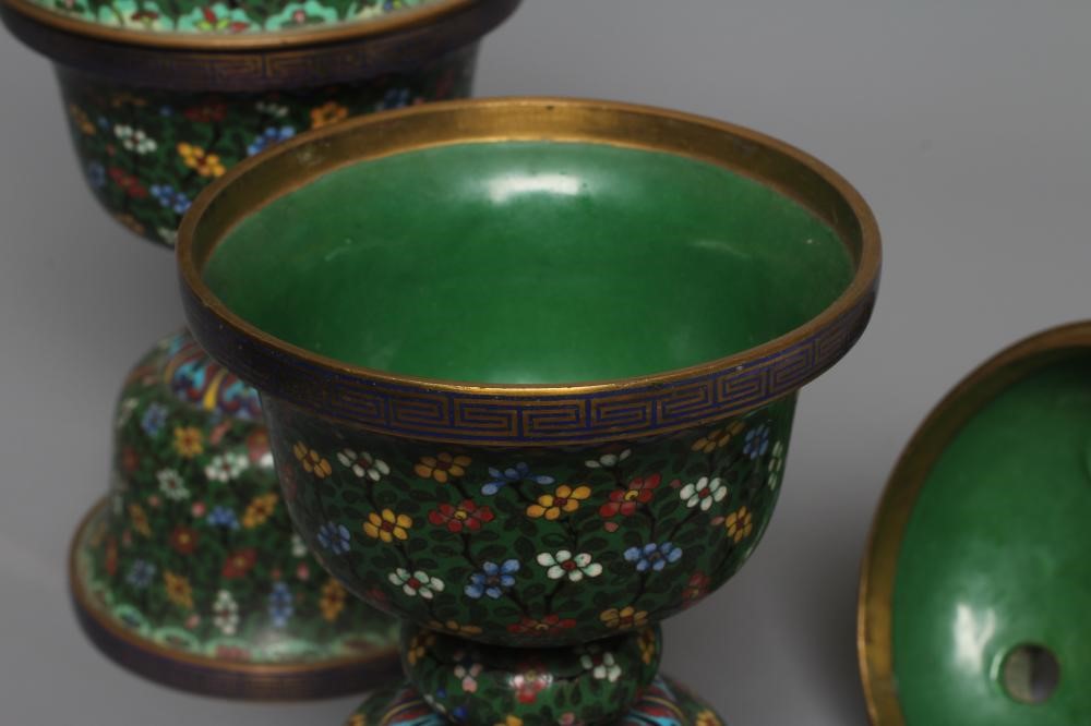 A PAIR OF CHINESE CLOISONNE ENAMEL TULIP VASES AND COVERS Image