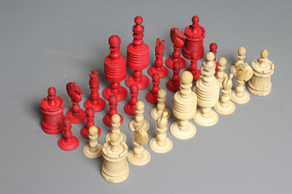A BONE BARLEYCORN TYPE PATTERN CHESS SET, natural and stained red, Kings 4" high (Est. plus 24% Image