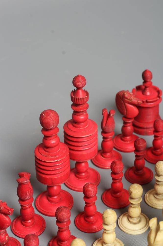 A BONE BARLEYCORN TYPE PATTERN CHESS SET, natural and stained red, Kings 4" high (Est. plus 24% Image