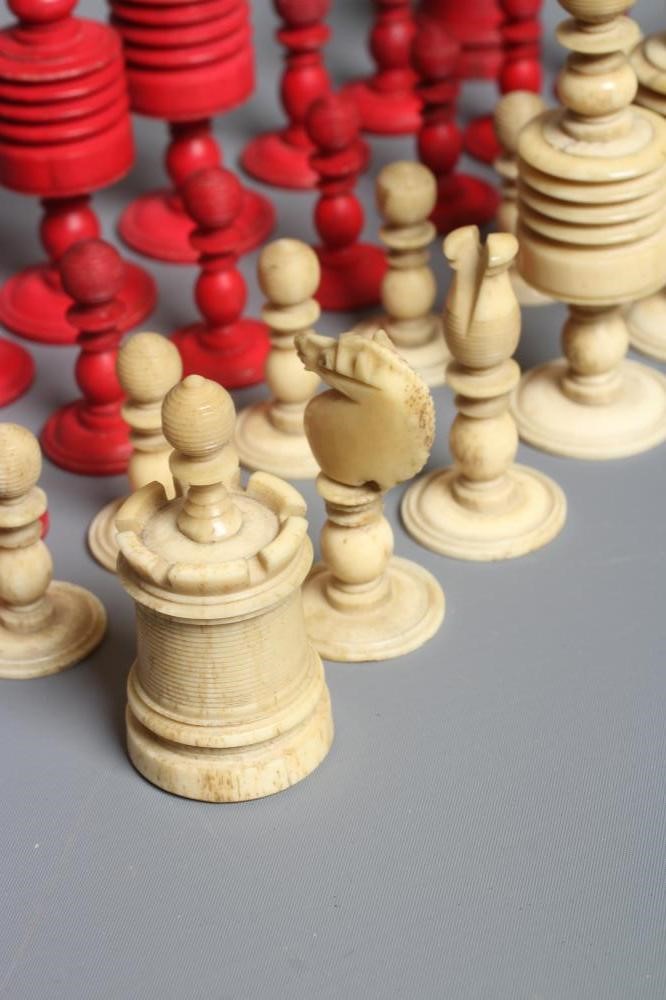 A BONE BARLEYCORN TYPE PATTERN CHESS SET, natural and stained red, Kings 4" high (Est. plus 24% Image