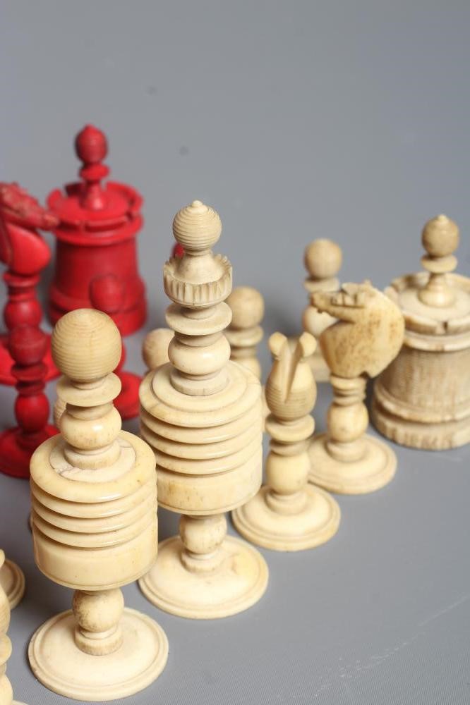 A BONE BARLEYCORN TYPE PATTERN CHESS SET, natural and stained red, Kings 4" high (Est. plus 24% Image