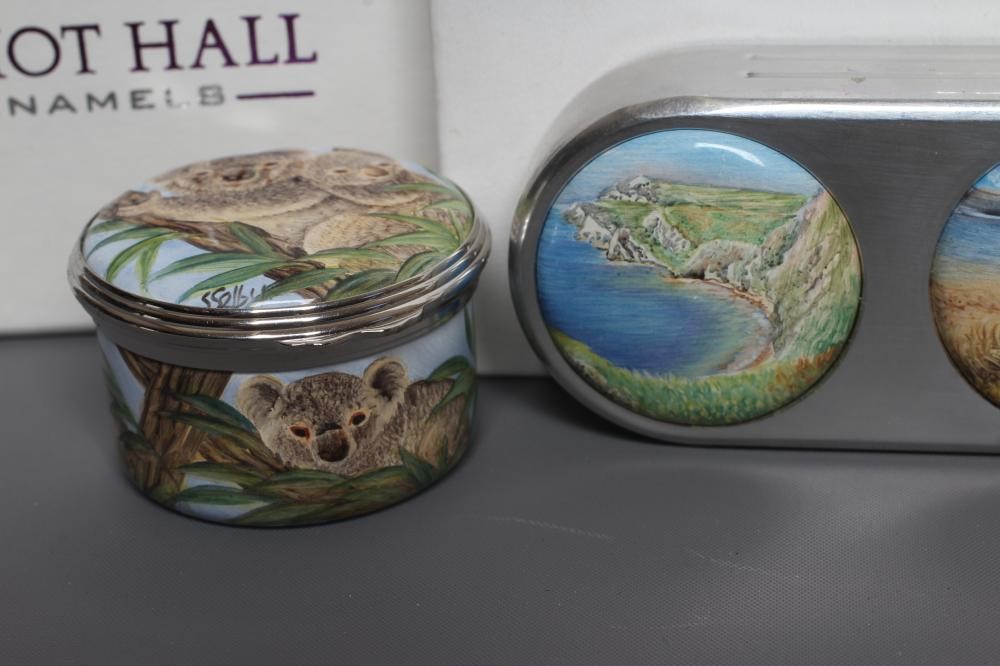 AN ELLIOT HALL ENAMEL TRIPLE PAPERWEIGHT Image