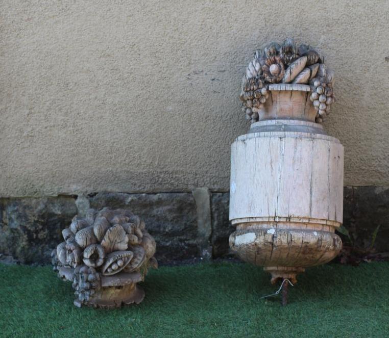 A CARVED SOFTWOOD CYLINDRICAL FINIAL surmounted by a vase of fruit, 25" high (excluding spike), Image
