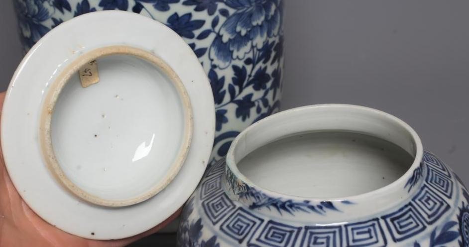 A CHINESE PORCELAIN JAR AND COVER of inverted baluster form painted in underglaze blue with two four Image