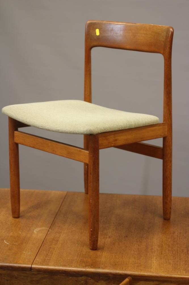 A RETRO TEAK DINING TABLE AND FOUR CHAIRS Image