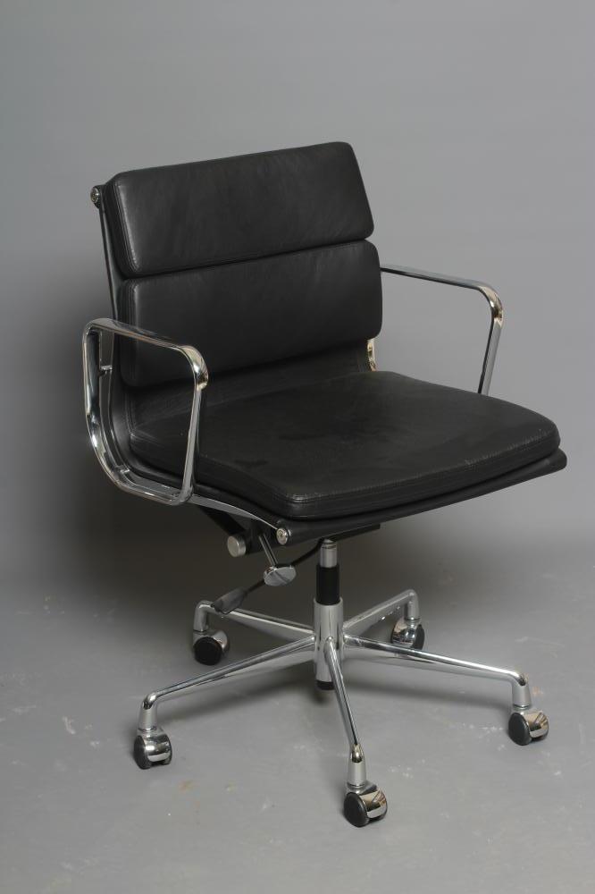 AFTER CHARLES & RAY EAMES - AN EA (208) SWIVEL OFFICE CHAIR Image