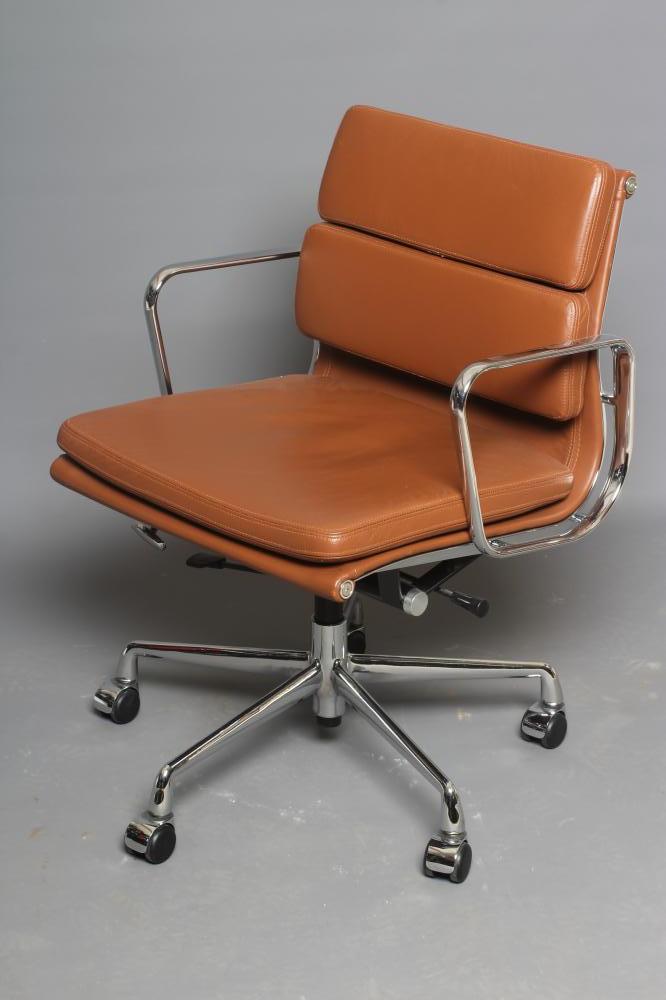 AFTER CHARLES & RAY EAMES - AN EA (208) SWIVEL OFFICE CHAIR, modern in brown leatherette and chrome, Image