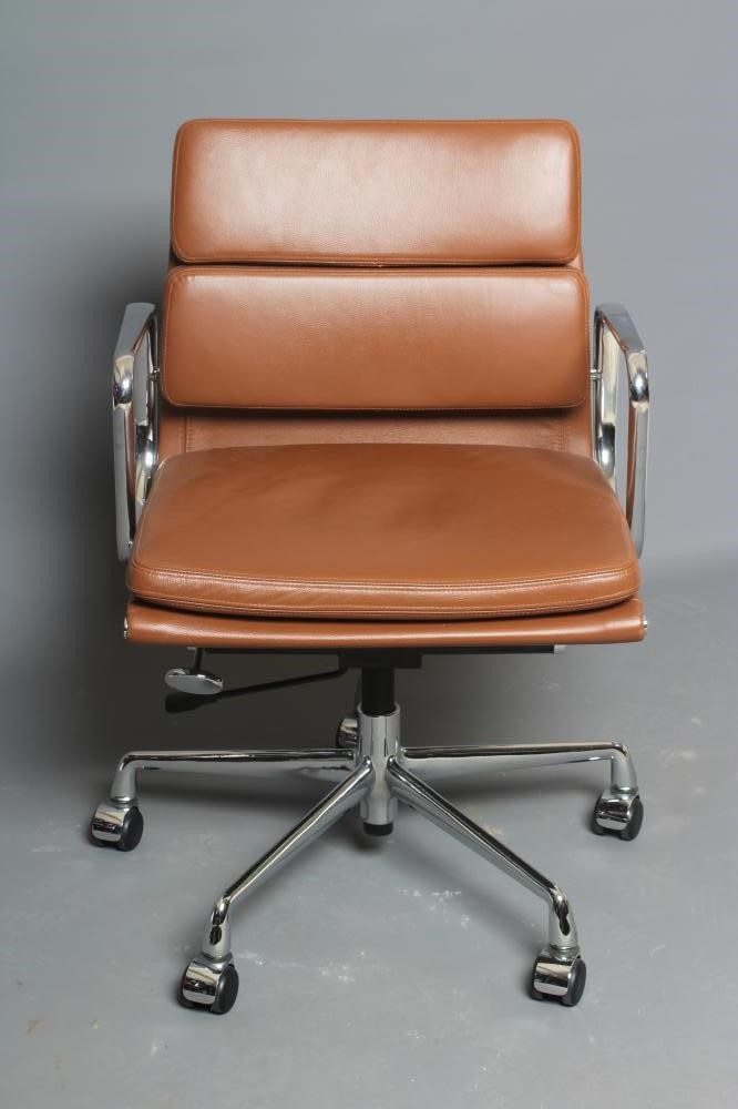 AFTER CHARLES & RAY EAMES - AN EA (208) SWIVEL OFFICE CHAIR, modern in brown leatherette and chrome, Image