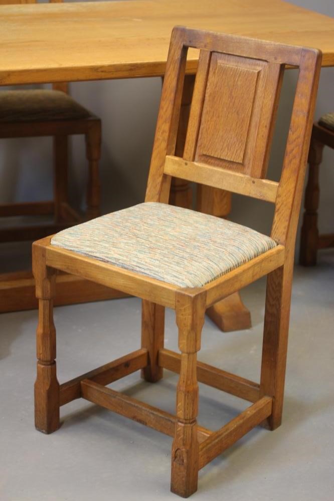 A KNIGHTMAN FAMILY OAK DINING TABLE AND CHAIRS Image