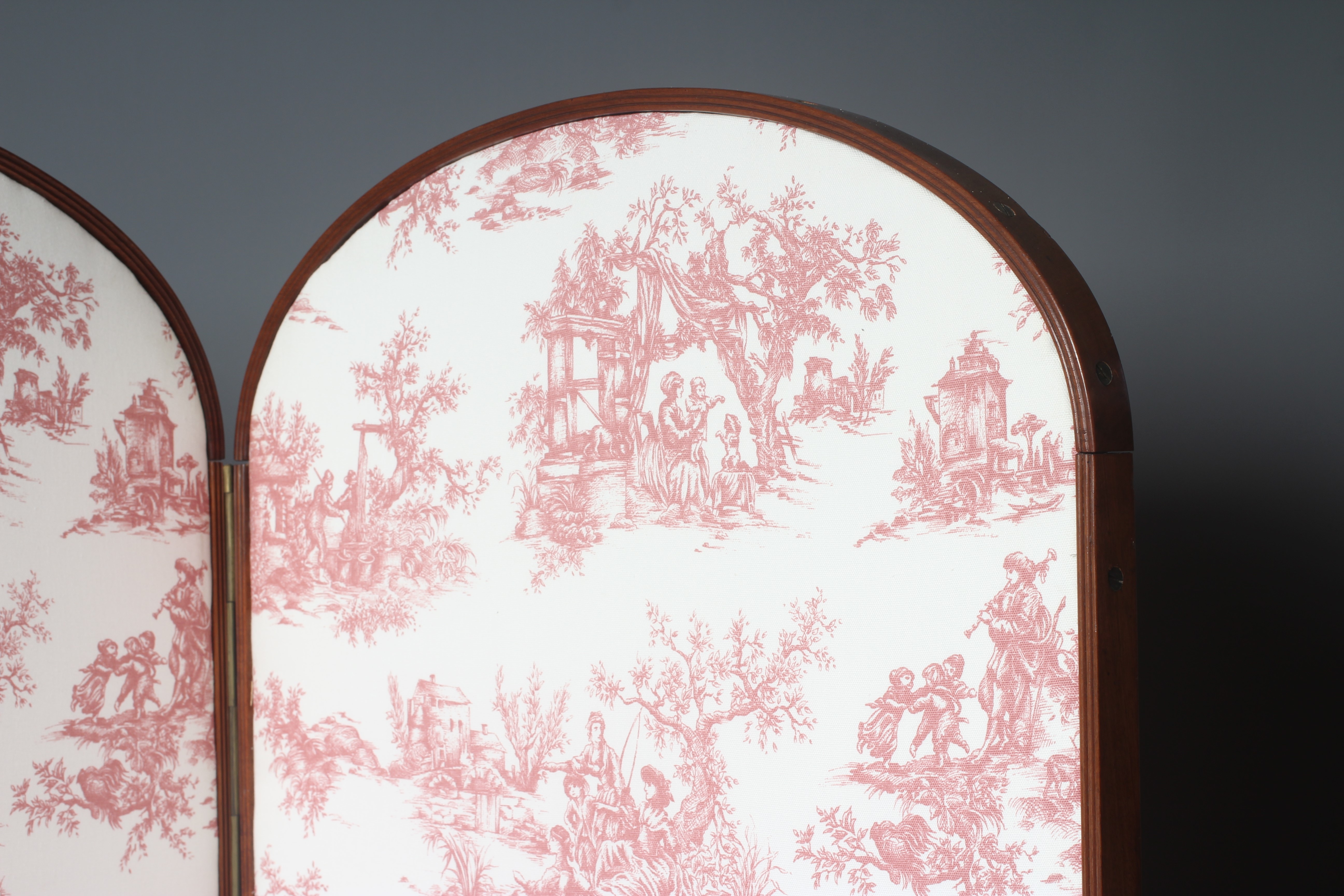A VICTORIAN MAHOGANY FOLDING ROOM SCREEN Image