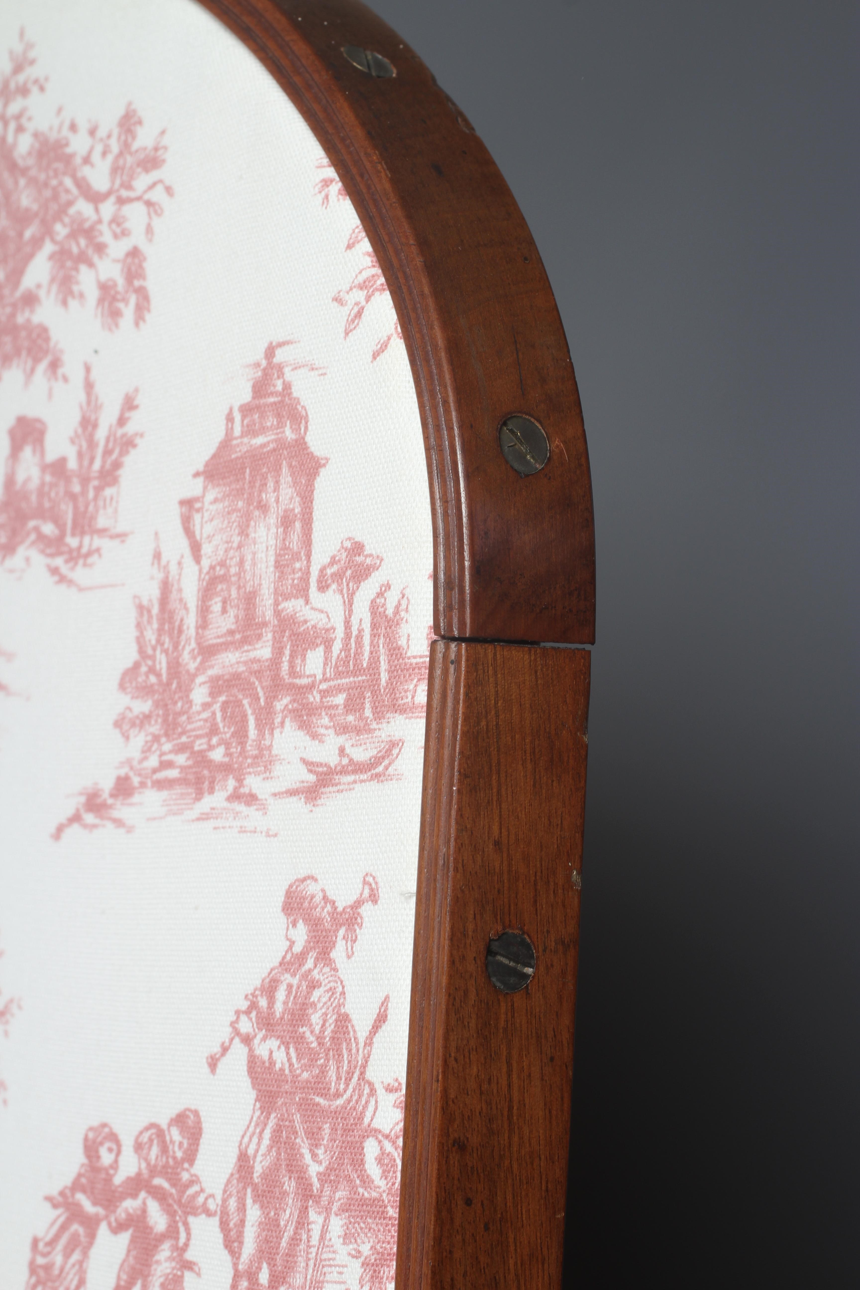 A VICTORIAN MAHOGANY FOLDING ROOM SCREEN Image