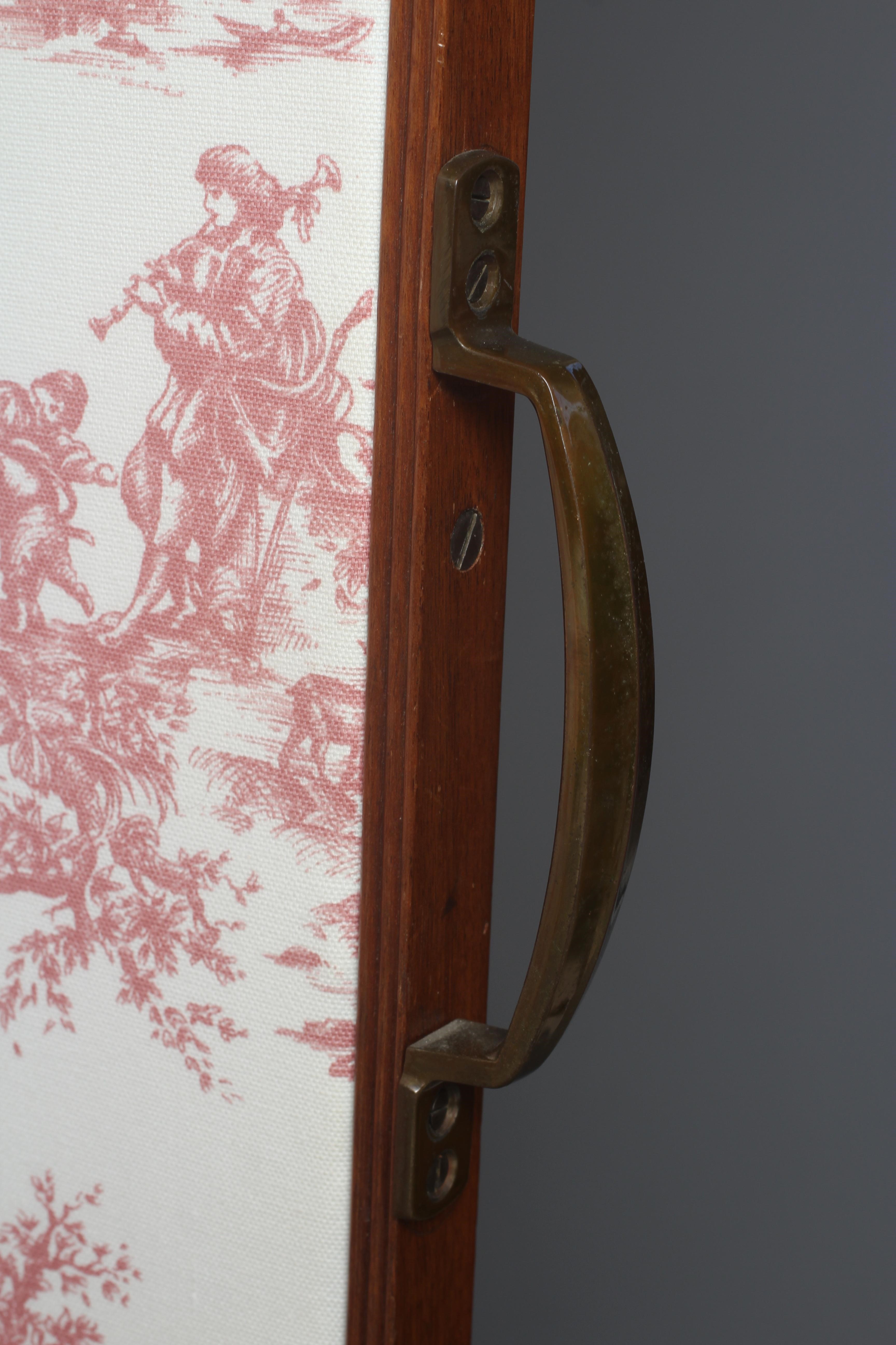 A VICTORIAN MAHOGANY FOLDING ROOM SCREEN Image
