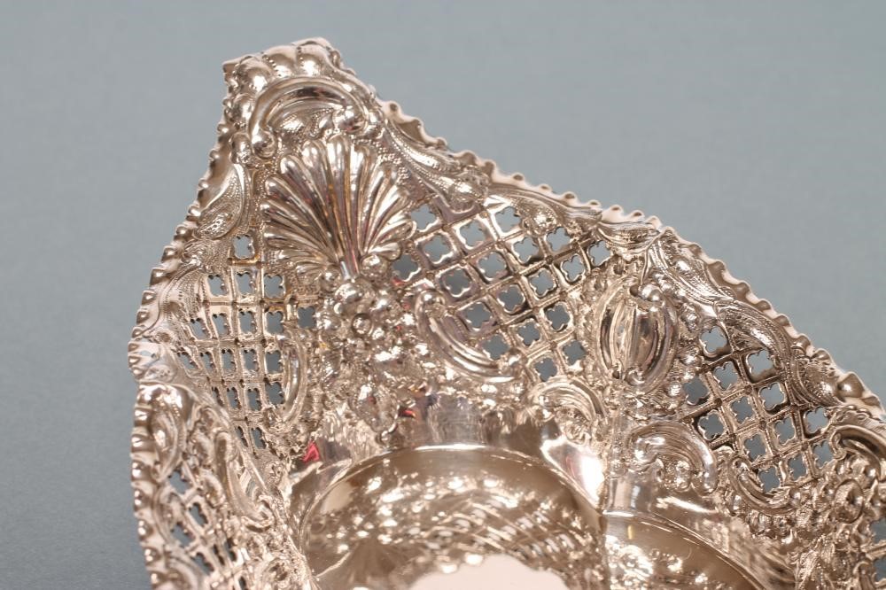 A LATE VICTORIAN SILVER SWEETMEAT DISH Image