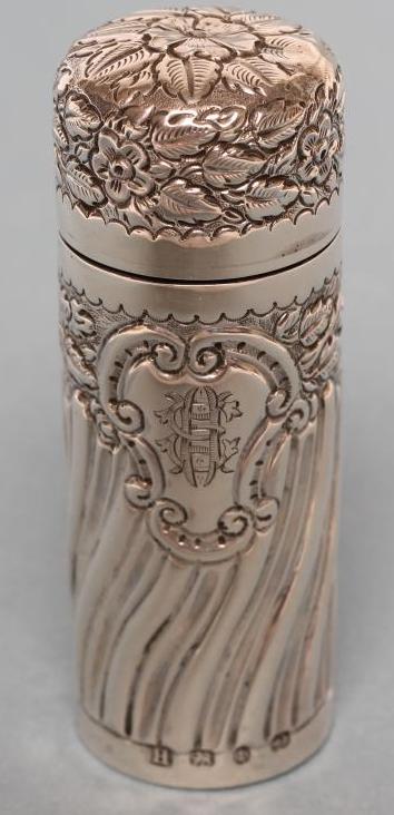 A LATE VICTORIAN SILVER SCENT BOTTLE Image