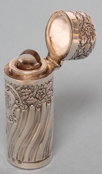 A LATE VICTORIAN SILVER SCENT BOTTLE Image