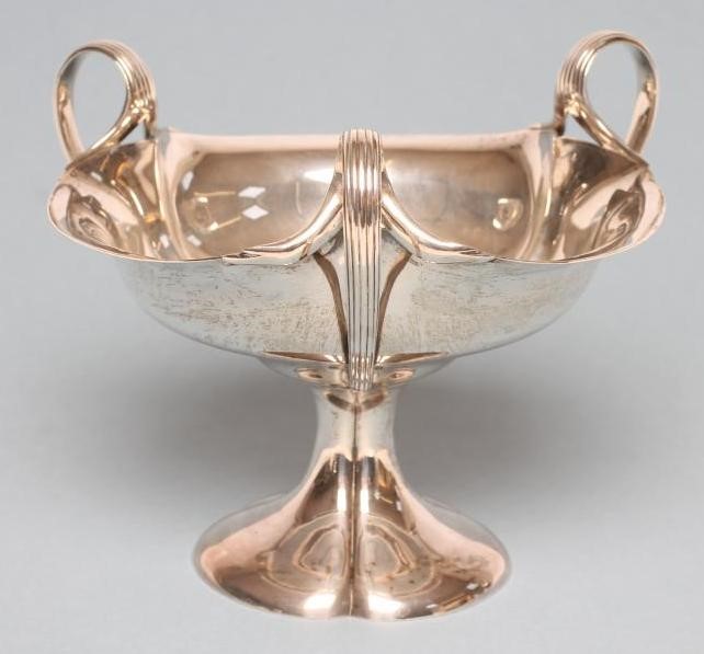 AN EDWARDIAN ART NOUVEAU SILVER CENTRE DISH Image