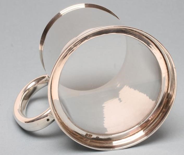 A LATE VICTORIAN SILVER MUG Image
