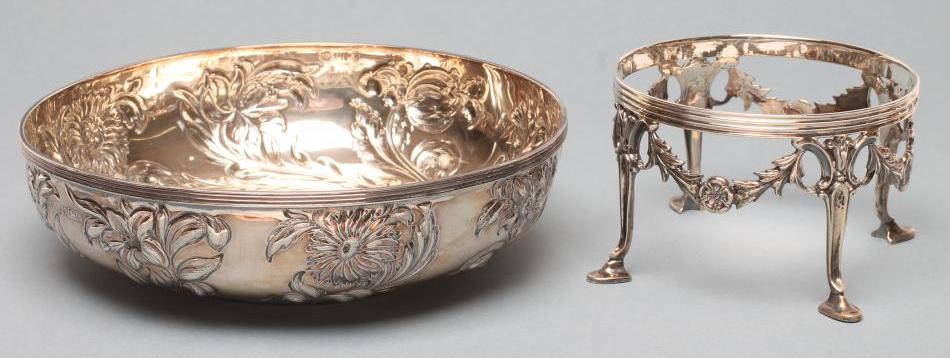 A LATE VICTORIAN SILVER CENTRE DISH AND STAND Image